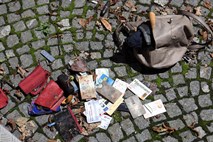Središče Ljubljane: Porinila sta ga na tla in mu iz nahrbtnika ukradla denarnico