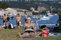 Občina Piran: za rezervacijo na plaži predvidena tudi denarna kazen