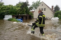 #video #foto Katastrofalne poplave na Bavarskem, pri reševanju umrl gasilec