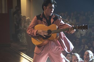 Recenzija filma Elvis: Kičasti spektakel namesto pripovedne globine