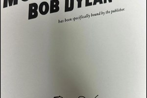 Bob Dylan strojno podpisane knjige
prodajal kot ročno podpisane