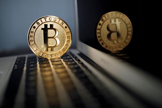 Bitcoin v začetku tedna padel na 18-mesečno dno