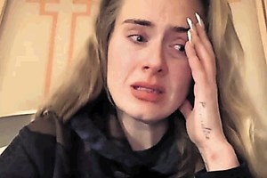 Adele v solzah prestavila koncerte