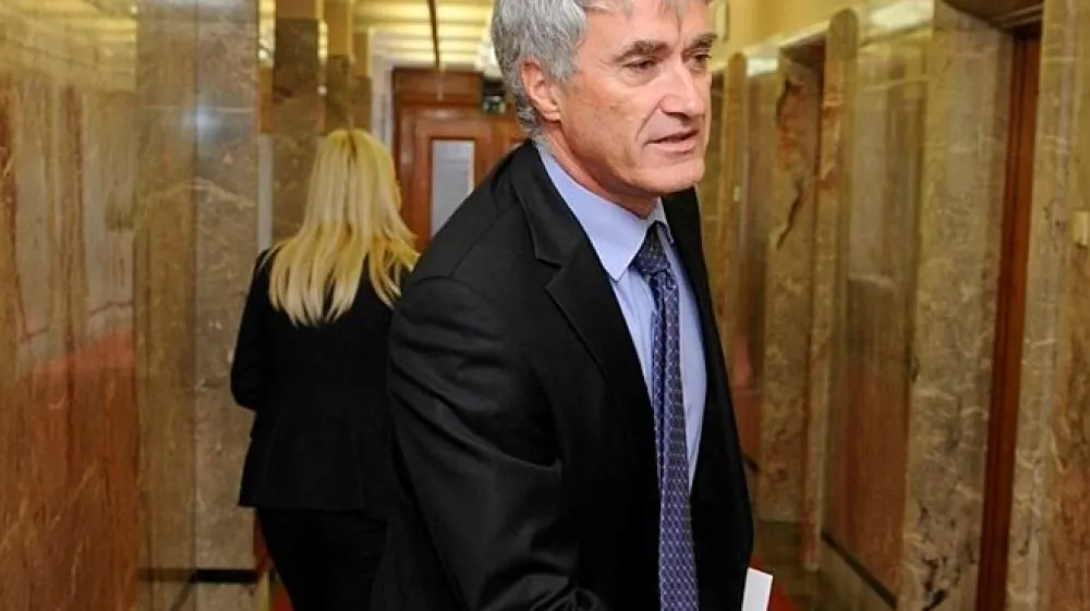 Zakaj so ruski prevzemniki na račun državnega proračuna namesto 105 milijonov evrov za nakup  55-odstotnega deleža Sija nakazali kar 175 milijonov  evrov (preveč nakazan znesek jim je bil vrnjen), lahko zgolj ugibamo. Obenem pa tudi ni znano, ali je  urad za preprečevanje pranja denarja,  v katerem je bil tudi v času prevzema Sija direktor Andrej Plausteiner sploh preveril transakcijo in izvor denarja.