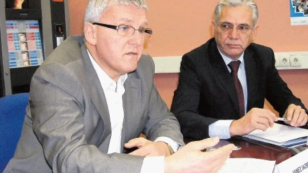 Janez Jazbec, direktor Razvojne  agencije savinjske regije (na levi), in  Drago Polak, direktor Regionalne  gospodarske zbornice Celje, ki  obžaluje, da med velikimi in srednjimi  podjetji ni pravega zanimanja za  sodelovanje na festivalu, čeprav je  vsako leto bogatej&scaron;i in  pestrej&scaron;i.