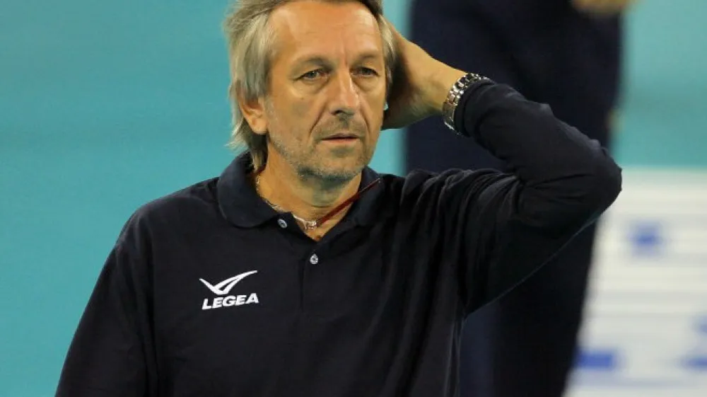 Veselin Vuković: Tisti, ki bi malo bili v reprezentanci, malo ne, v njej nimajo mesta.  Razen Alana Komela do zdaj tak&scaron;nih primerov &scaron;e nisem imel. Problemi se morajo  re&scaron;evati znotraj ekipe in ne prek medijev. Zasedba v Osijeku je potrdila, da lahko  igra dobro brez Komela, a tudi brez katerega koli drugega, ki ga tam ni bilo.