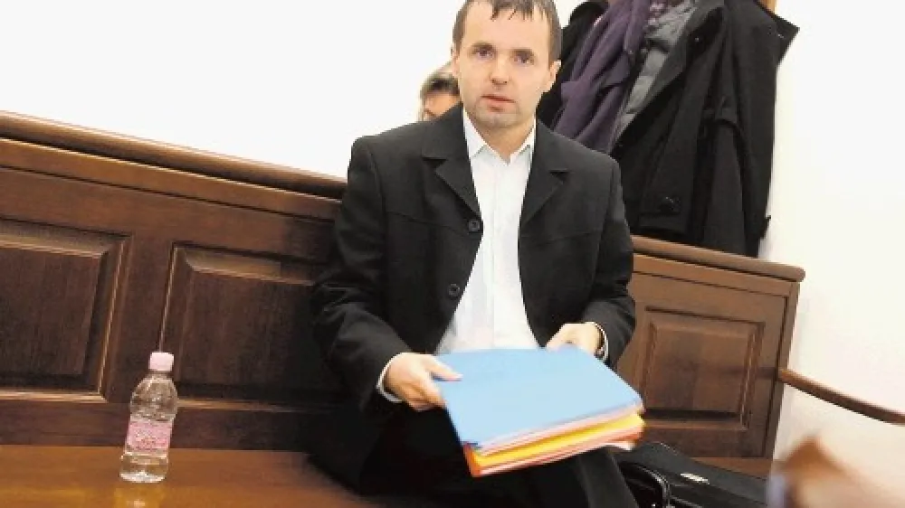 &raquo;V zemlji&scaron;ki knjigi je Matjaž Ogorevc (na fotografiji) vpisan kot lastnik stanovanja svojega varovanca, čeprav ga kot skrbnik nikakor ne bi smel kupiti,&laquo; je na sodi&scaron;ču poudarila in&scaron;pektorica za delo Stanka Tuta.