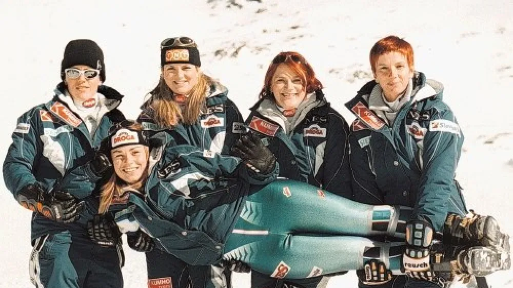 Vražje Slovenke Mojca Suhadolc, &Scaron;pela Pretnar, Alenka Dovžan in Nata&scaron;a Bokal (od leve proti desni) so bile nekoč mentorice Tine Maze. Takole so jo pred leti dvignile, ta konec tedna pa bodo držale pesti za Črnjanko na Zlati lisici v Kranjski Gori.