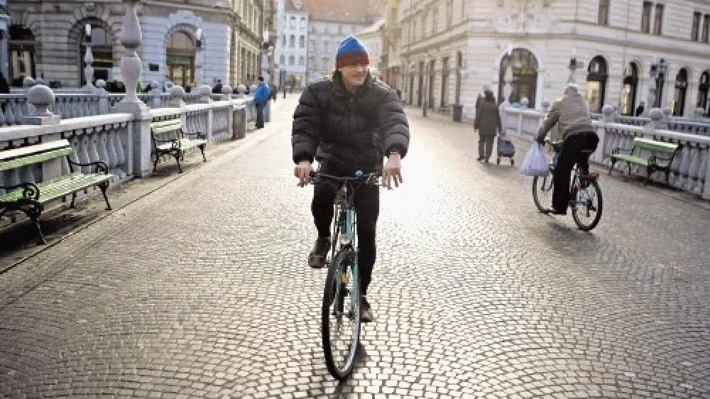 Mariborčan Igor Kenk je v Kanadi znan kot najhuj&scaron;i tat koles v zgodovini te države. Pred dvema letoma je tam iz&scaron;el njegov grafični portret z naslovom Kenk, ki so ga pred kratkim prevedli tudi v sloven&scaron;čino in pravkar izdali pri Cankarjevi založbi.