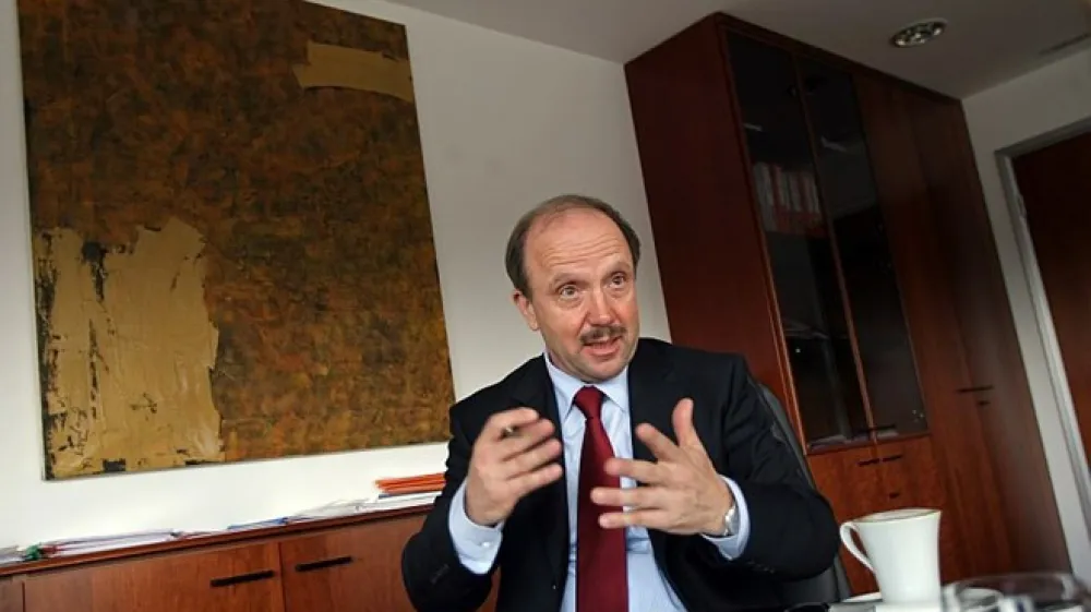 Novi predsednik  medresorske komisije  za podeljevanje državnih pomoči  podjetjem  v težavah je postal Aljo&scaron;a  Tomaž.