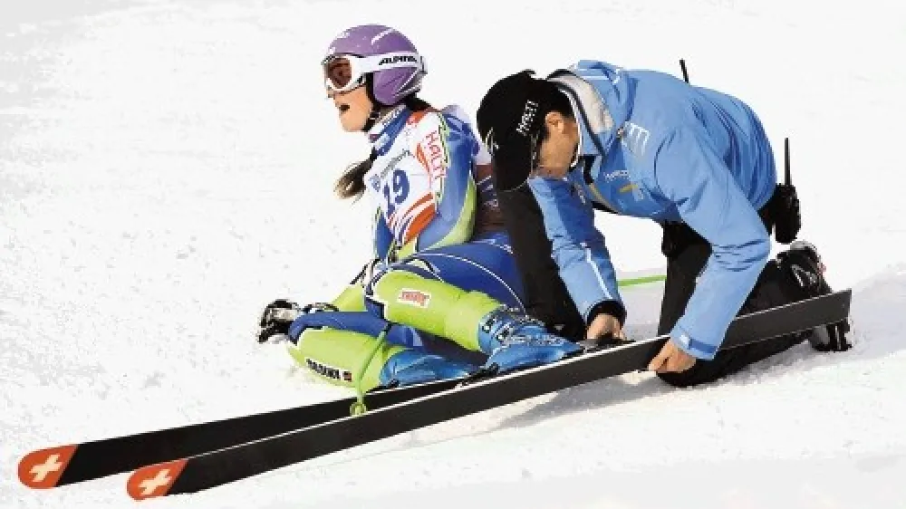 Tina Maze: Ko sem pridrvela v cilj, sem hotela zapeljati mimo snemalca, ki se je ustra&scaron;il in mi skočil direktno v smuči. Potem sva se zaletela. Malo me bolijo glava in mi&scaron;ice. Bila sem povsem spro&scaron;čena in potem je sledil kar velik &scaron;ok, ko v telo prileti kaj takega, kot je snemalec.