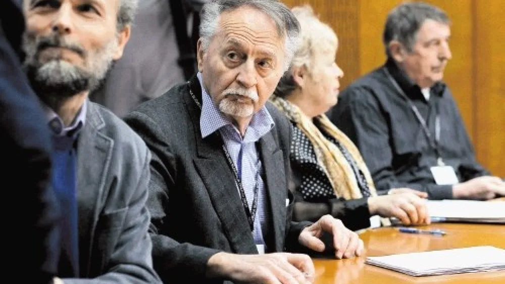 Seje komisije DZ za peticije ter za človekove pravice in enake možnosti se je udeležil tudi upokojeni general JLA Milan Aksentijević.