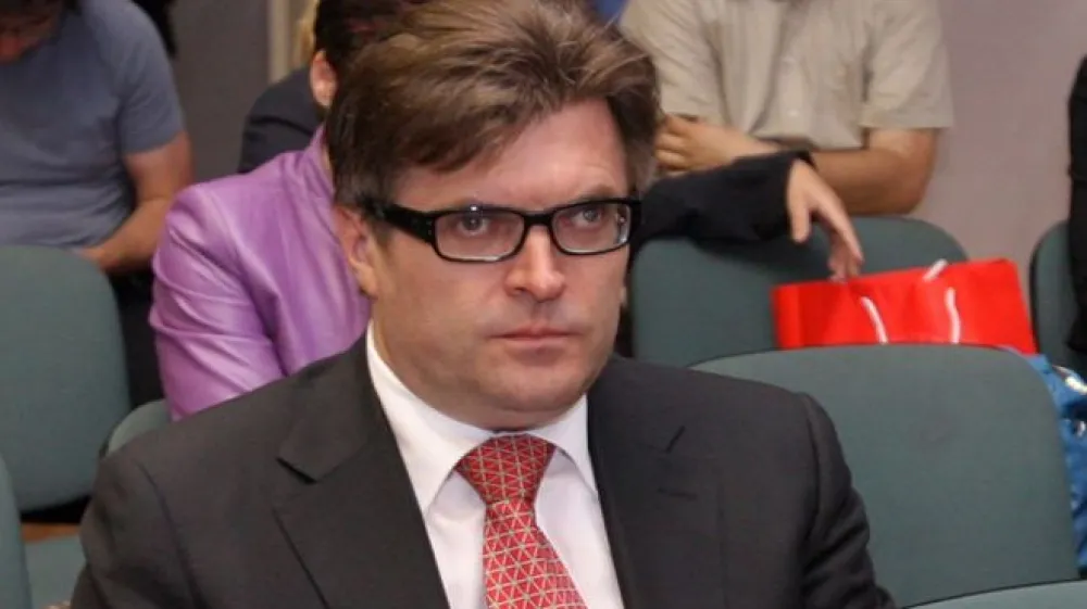 Dari Južna je zaradi suma storitve kaznivega dejanja pranja denarja pri plačevanju domnevno fiktivnih svetovalnih storitev iz CGP v Liechtenstein &scaron;e vedno v kazenskem postopku. Kljub temu lahko po skoraj dveh letih ponovno prosto razpolaga z deležem v ključni družbi svoje lastni&scaron;ke mreže.