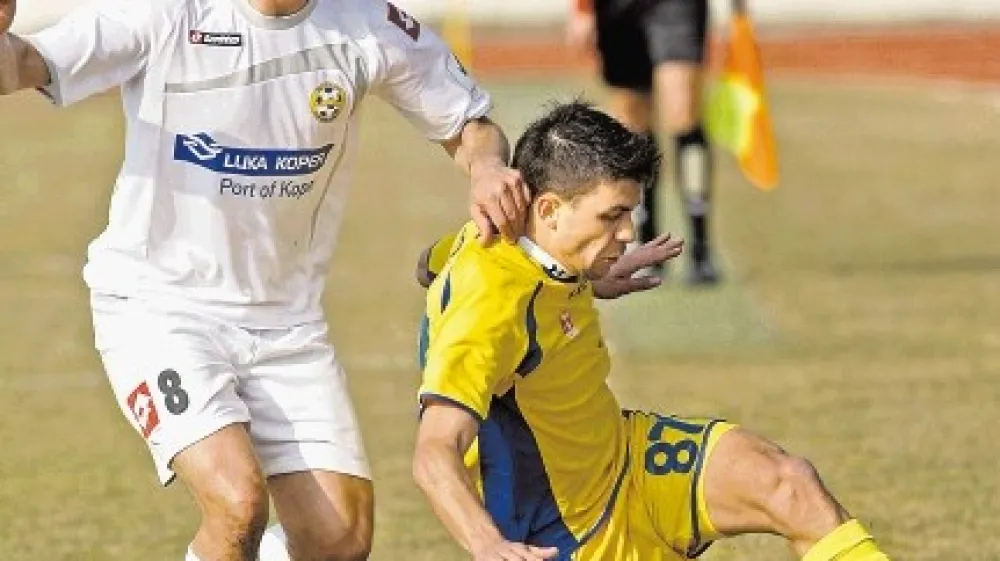 Nogometa&scaron; Kopra Sini&scaron;a Linić (levo) je bil ostre bitke z  igralcem Domžal Tadejem Apatičem.