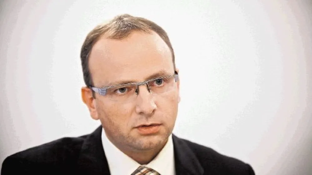 Minister za gospodarski razvoj in tehnologijo Radovan Žerjav  pričakuje, da bodo organi v sestavi ministrstva zategnili pas, medtem ko je sam poskrbel za izdatno &scaron;iritev kabineta.