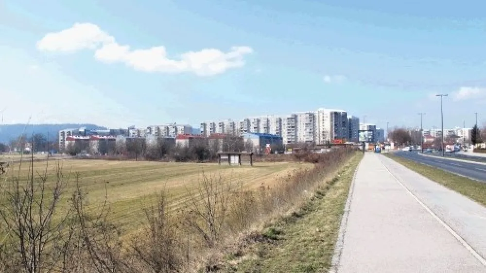 Veliko večino travnika pred blokovskim naseljem Fužine bodo  v prihodnjih letih lastniki pozidali. Najprej bo tu zrasel  Hoferjev trgovski center.