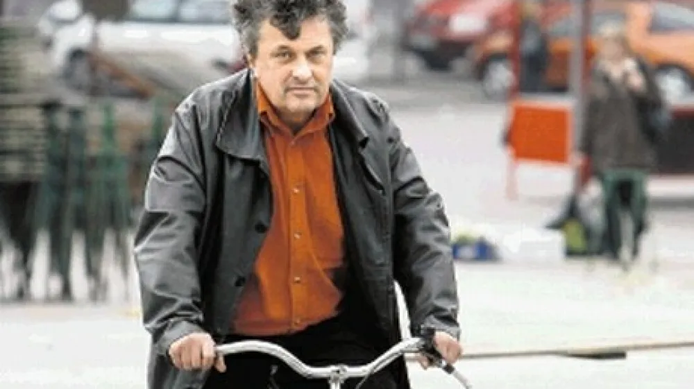 Janez Koželj: Zastoji motornih vozil niso prav nič  problematični. So celo zaželeni, saj silijo ljudi, da se raje  vozijo s kolesi in avtobusi.