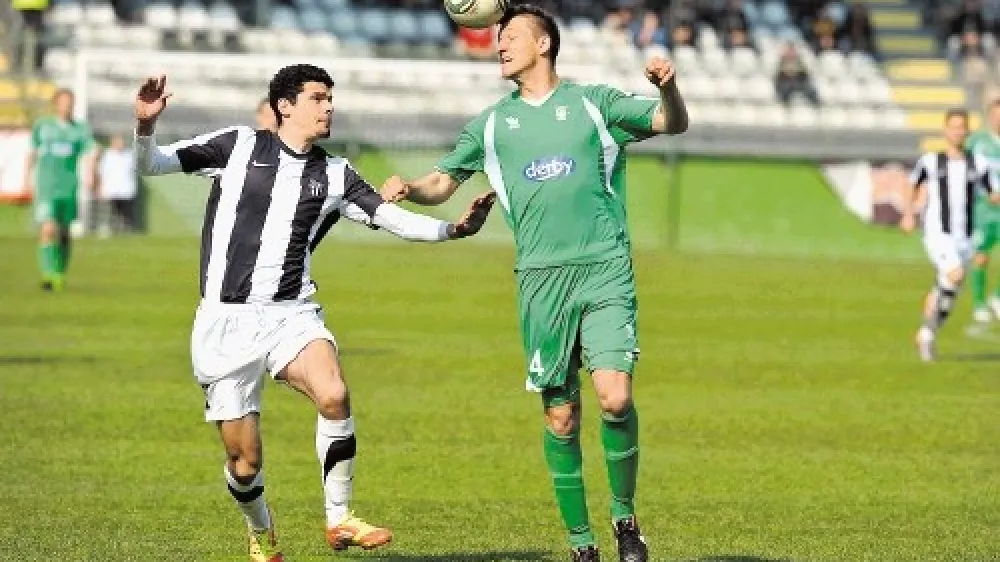 Nusmir Fajić (na fotografiji levo): Žal plač &scaron;e vedno ni na na&scaron;em računu, kar me žalosti. Se &scaron;e vedno dogovarjamo, v klubu pa imajo samo &scaron;e &scaron;tiri dni časa in močno upam, da bo vse v najlep&scaron;em redu, saj nam sicer lahko grozi izpad v peto ligo (do 31. marca morajo klubi oddati podatke za pridobitev licence za naslednjo sezono, eden od kriterijev, ki ga morajo izpolniti, je tudi finančni, op. p.).