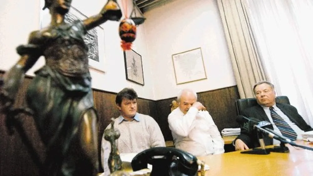 Martin Uhernik je leta živel le za to, da bi dokazal svojo nedolžnost. Na fotografiji  (od leve proti desni): sin Martin Uhernik ml., tožnik in odvetnik Jože Hribernik.