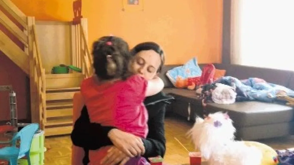 Včeraj dopoldan sta se po letu in pol spet  objeli mamica Aleksandra Tuksar in njena petletna hčerkica Klara.
