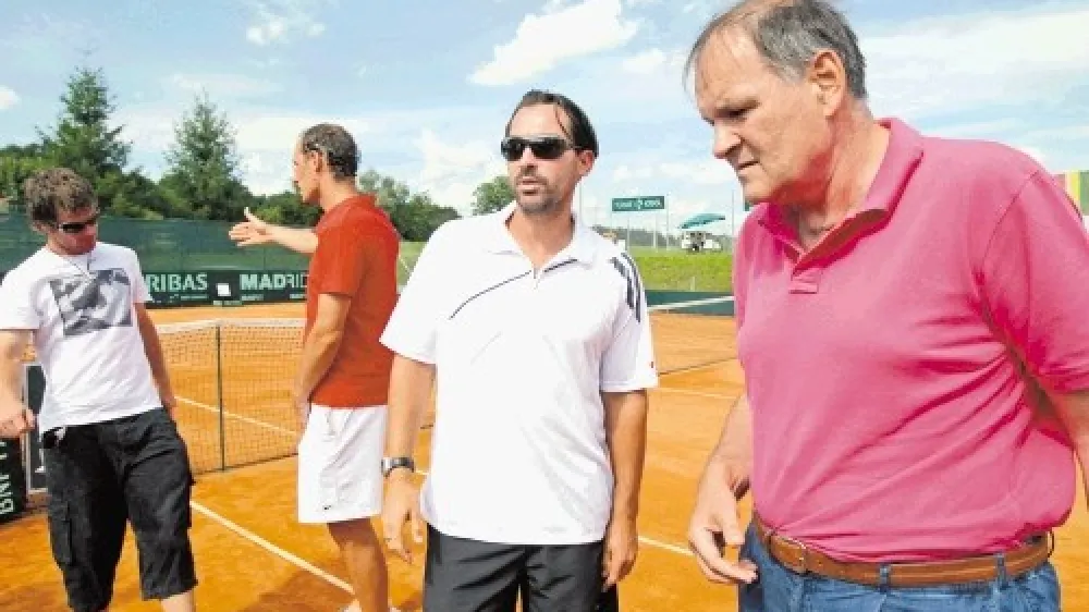 Blaž Trupej (na fotografiji drugi z desne), selektor mo&scaron;ke teni&scaron;ke reprezentance,  in predsednik TZS  Marko Umberger (na fotografiji prvi z desne). Umberger: "Tenis danes ni več eliten &scaron;port, za kar mi je na neki način celo žal, saj se marsikdo na igri&scaron;ču