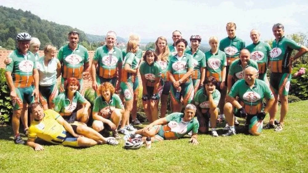 Na fotografiji je skupinica &raquo;neuničljivih&laquo; kolesarjev. Njeni člani  so se spoznali in se začeli družiti na  dirkah MTB v sezoni  1996/97. &raquo;Neuničljivi&laquo; so star&scaron;i otrok, ki so tedaj tekmovali,  Primož Čerin je bil nekaj časa njihov trener, nekateri med  njimi pa so se dru&scaron;čini pridružili kot prijatelji. &raquo;Ko so na&scaron;i  otroci (danes so že skoraj vsi poročeni in večina je že mladih  očkov) nehali aktivno kolesariti, smo se star&scaron;i malce ustra&scaron;ili,  če&scaron; kaj bo zdaj z nami, ko ne bomo več potovali od dirke do  dirke. Pa smo se kaj kmalu sestali na 'skup&scaron;čini' na Katarini  in naredili načrt za na&scaron;e podvige &ndash; vsak posameznik &scaron;e danes  priredi kolesarjenje v svojem kraju in tako na kolesu  spoznavamo lepote Slovenije,&laquo; je zaupal Primož Čerin.