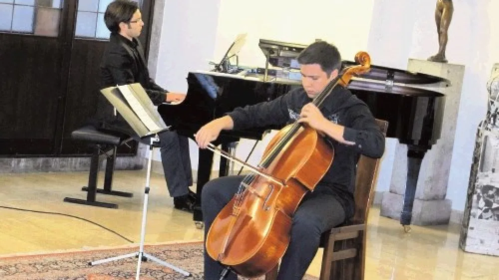 Kulturni program so pripravili dijaki in dijakinje Gimnazije Ledina, morda tudi bodoči kulturni ambasadorji. Violončelist Žan Beljan želi v prihodnosti igrati kot solist z orkestrom Newyor&scaron;ke filharmonije.