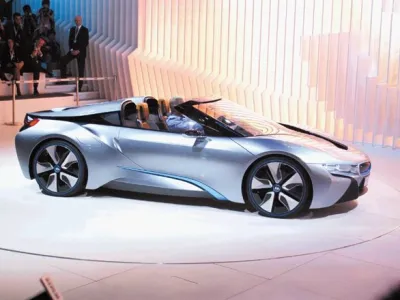 BMW i8 spyder &ndash; Bavarci za leto 2014 nameravajo  postaviti na kolesa &scaron;portni električni model i8, spyder pa je 4,48 metra dolga &scaron;tudija. Poganjata jo trivaljni turbobencinski motor s 164 kilovati (223 KM) in 96-kilovatni elektromotor.
