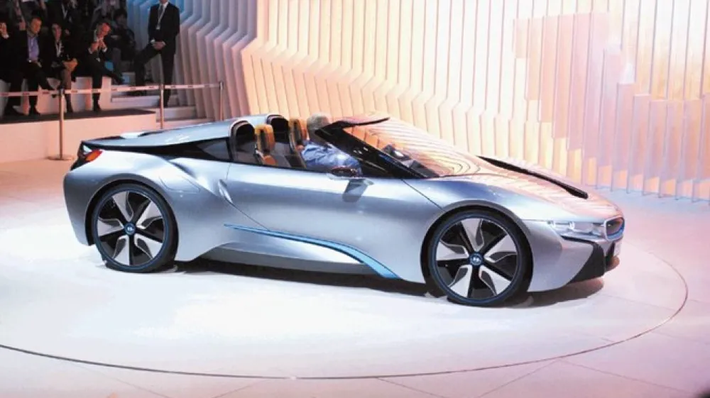 BMW i8 spyder &ndash; Bavarci za leto 2014 nameravajo  postaviti na kolesa &scaron;portni električni model i8, spyder pa je 4,48 metra dolga &scaron;tudija. Poganjata jo trivaljni turbobencinski motor s 164 kilovati (223 KM) in 96-kilovatni elektromotor.