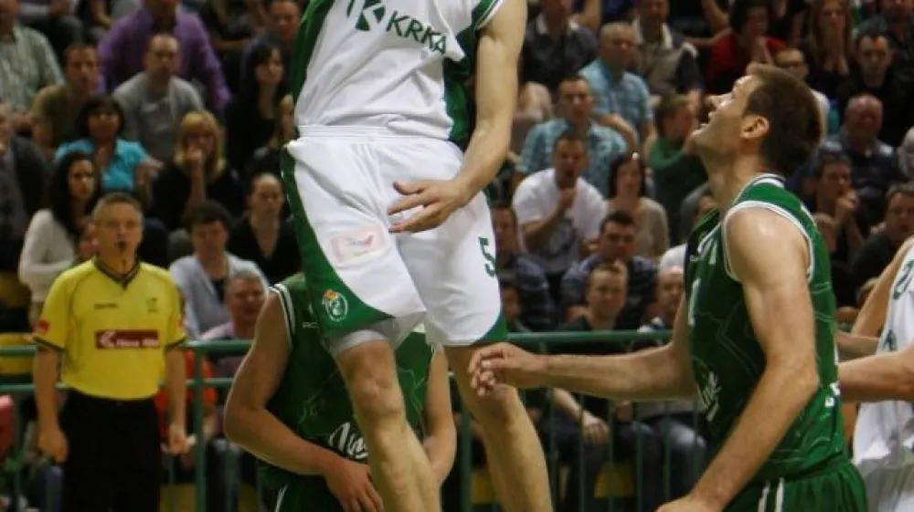 Uro&scaron; Lučić (z žogo) je bil eden redkih razpoloženih ko&scaron;arkarjev pri Krki.