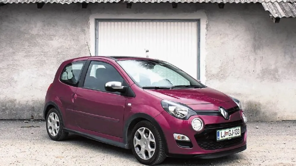 Tako renault twingo (na sliki) kot volkswagen up! sta simpatična malčka, ki se odlično znajdeta predvsem v mestih, povsem zadovoljivo pa tudi &scaron;ir&scaron;e.