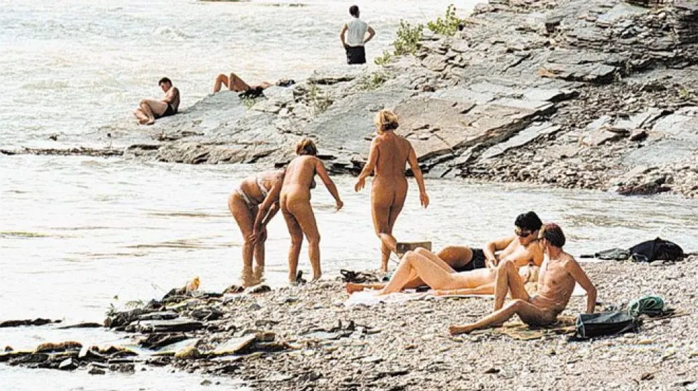 Nudistov in naturistov naj bi bilo v Sloveniji zelo veliko, a se zaradi &scaron;e vedno prisotnih predsodkov in slabe ponudbe ne izpostavljajo.