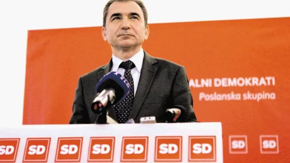 Vodja poslanske skupine SD Janko Veber pravi, da v Sloveniji prehajamo v enostrankarski sistem. V podjetja se namreč kadrujejo zgolj kadri SDS.