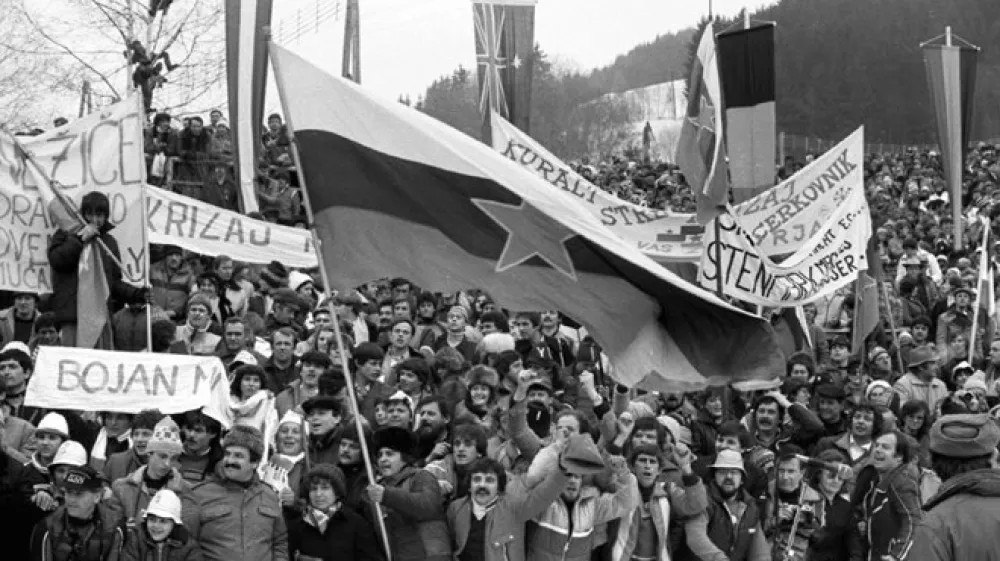 Avtobusi z navijači iz &Scaron;kofje Loke so že odpeljali proti domu, a so navijači &scaron;oferje po nekaj kilometrih vožnje pregovorili, da so se vrnili v Schladming in počakali na večerno uradno podelitev kolajn, med njimi tudi bronaste medalje za Borisa Strela.