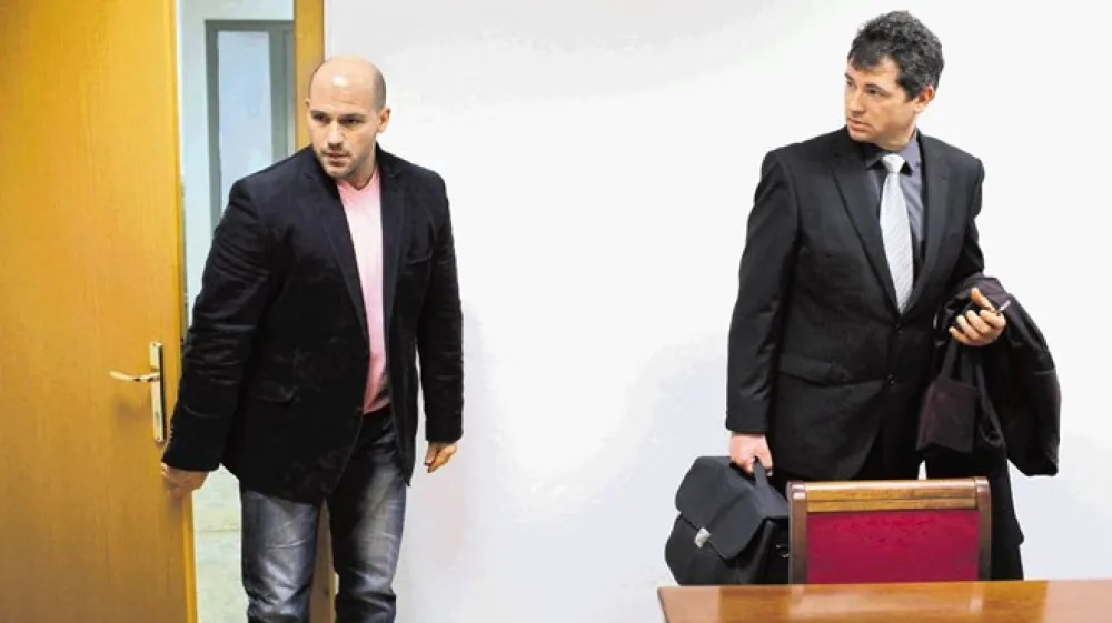 Njego&scaron; Ćirović (levo) smrt 30-letnega Mateja Rebernika obžaluje, vendar krivde ne priznava in pojasnjuje, da je želel glasno in prepirljivo dru&scaron;čino le umiriti.