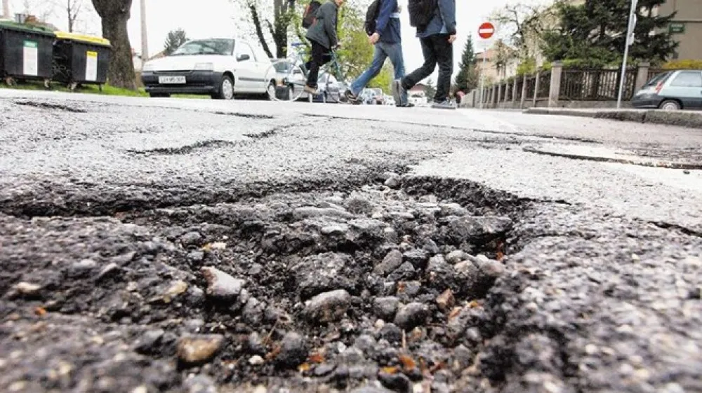 Večja vzdrževalna dela bodo predvidoma opravili na Zapu&scaron;ki cesti v Podutiku, cesti na Mali Vrh pri Prežganju, nadvozu na Barjanski cesti, Poti na Golovec, Dunajski cesti pri AMZS ter na odseku Kajuhove ulice med &Scaron;martinsko in Letali&scaron;ko cesto.