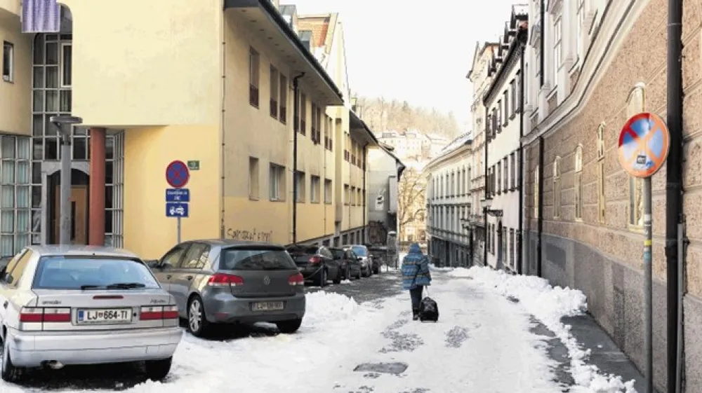 Salendrova nima bli&scaron;ča sosednjih ulic in je bolj  ali manj le povezava med  reko in Gradi&scaron;čem.