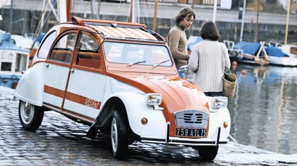 Citro&euml;nu 2CV so priznavali, da tako originalne oblike ni bilo vse od Fordovega modela T. Bil je uspe&scaron;nica, čakalni rok je bil kar pet let.