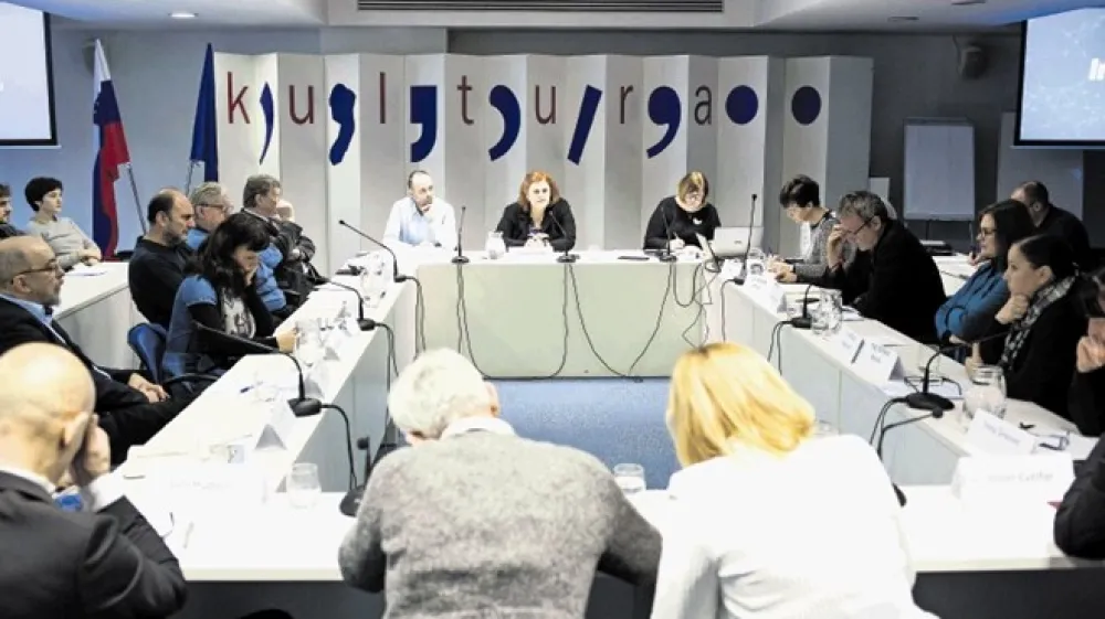 Minister za kulturo Tone Per&scaron;ak in državna sekretarka Damjana Pečnik sta pred Nacionalnim svetom za kulturo napovedala nekoliko bolj realističen in premi&scaron;ljen &raquo;zakon o kulturnem evru&laquo;.