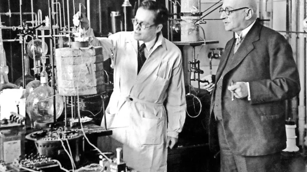 Fritz Haber (desno) v laboratoriju