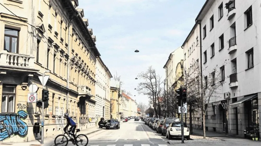 Rozmanova ulica na Taboru vodi od Poljanske ceste čez &Scaron;empetrski most  navzgor proti severu do &scaron;portne dvorane Tabor.