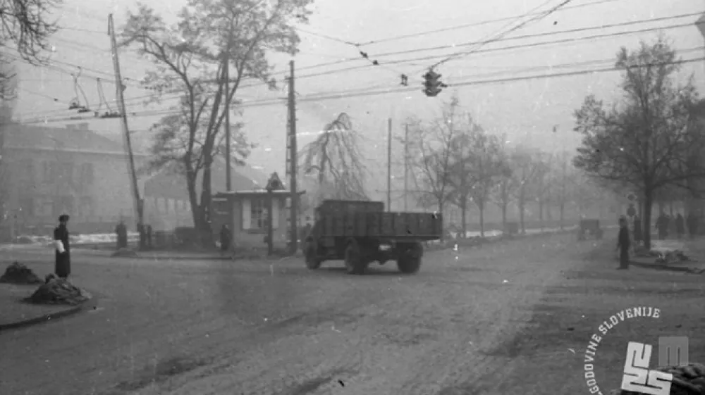 Semafor pred Delavskim domom decembra 1956