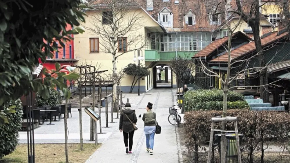 Knafljev prehod med Ljubljančani vzbuja različne občutke. Po eni strani ga vidijo kot oazo z vrtovi lokalov, po drugi pa ga kazi nedokončana stavba Devetka.