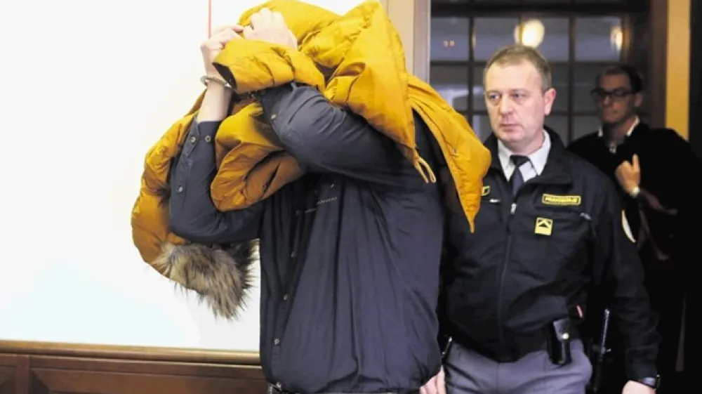 Matjaž Lavtižar Oman, ki ga tožilstvo preganja zaradi domnevnega poskusa podkupovanja nekdanjega ministra Sama Omerzela, je bil ogorčen nad odločitvijo vrhovnega sodi&scaron;ča, da dovoli njegovo fotografiranje v sodni dvorani.