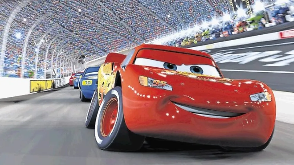 Na začetku animiranega filma je McQueen predstavljen kot sarkastičen arogantnež, ki pa se nato precej spremeni.