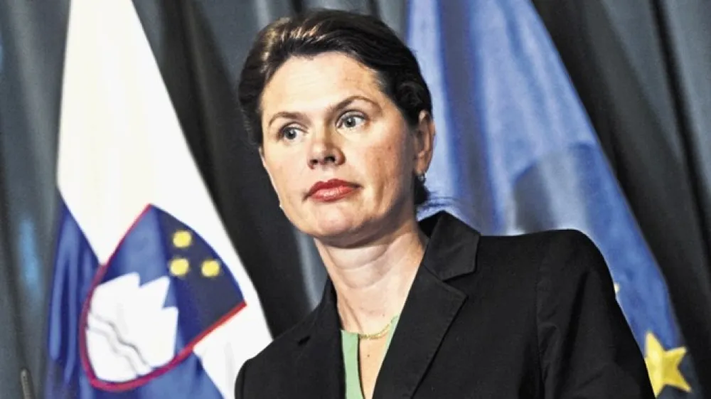 Alenka Bratu&scaron;ek (levo) in Mirjam Bon Klanj&scaron;ček po dobesednem branju poslovnika ne bi mogli biti v skupini nepovezanih poslancev, vendar jima je predsednik državnega zbora Milan Brglez kljub temu ugodil.