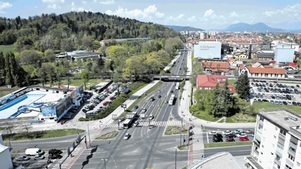 Celov&scaron;ka cesta je mlaj&scaron;a ljubljanska vpadnica, zgrajena v sedemdesetih letih, in zato je ob njej nekaj  lepih primerkov socialistične arhitekture.
