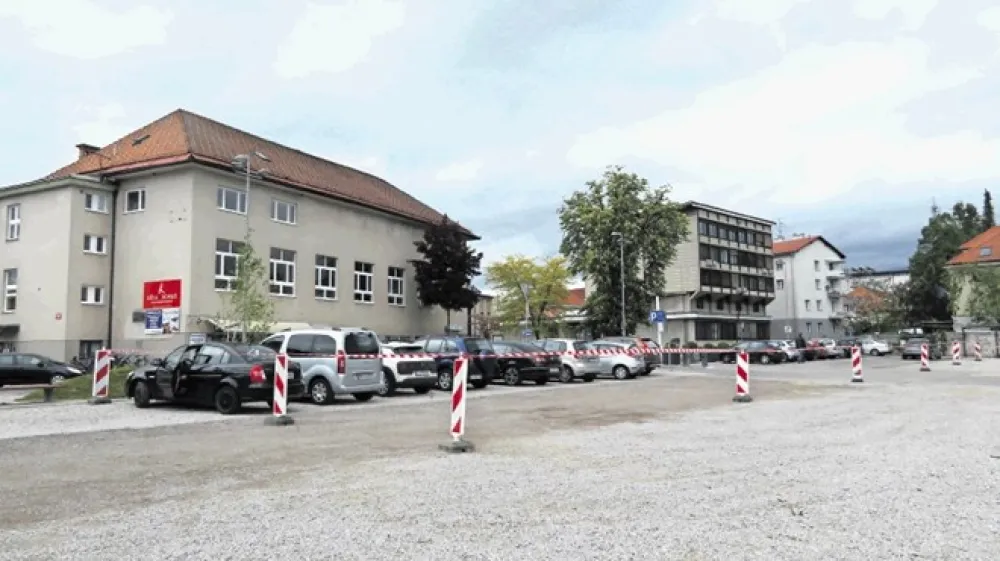 Večji del pe&scaron;čenega parkiri&scaron;ča Stara Sava za kranjsko knjižnico je na zgornjem platoju zaprt. Na parkiri&scaron;ču lahko parkira le nekaj avtomobilov, ki za uro parkiranja &scaron;e vedno plačajo en evro.