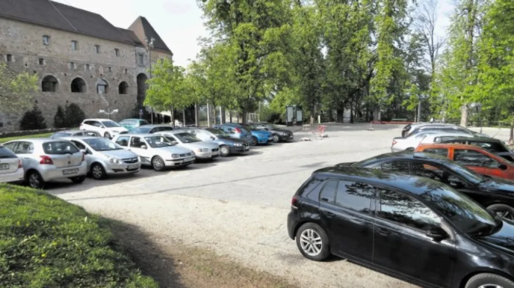 V javnem zavodu Ljubljanski grad si želijo, da bi občina zgradila podzemno parkirno hi&scaron;o na grajskem griču, da bi lahko s plo&scaron;čadi pred gradom umaknili sedanje začasno parkiri&scaron;če.
