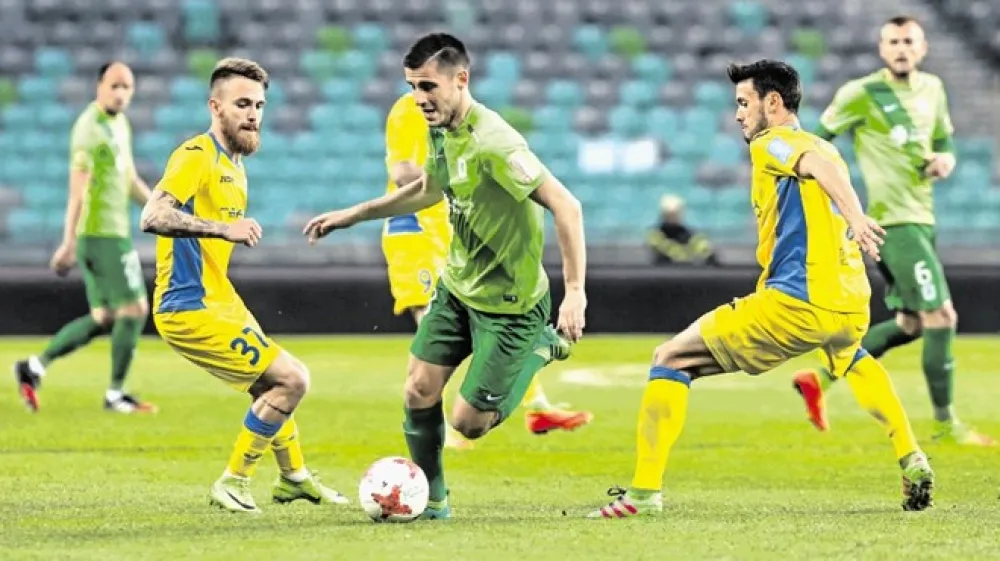 Vezist Olimpije Danijel Mi&scaron;kić (desno) je postal najbolj&scaron;i igralec 33. kroga slovenske lige.